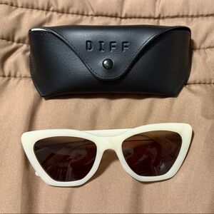 Diff Eyewear Ivory Cat-Eye Sunglasses with Black Case
